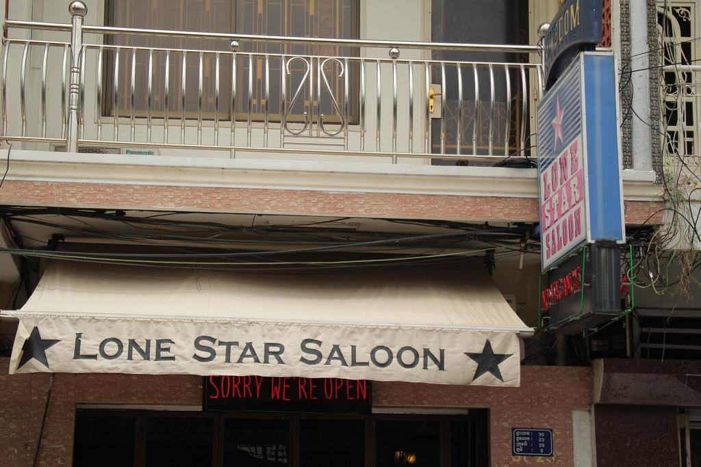 Lone Star Saloon And Guest House Phnom Penh Esterno foto